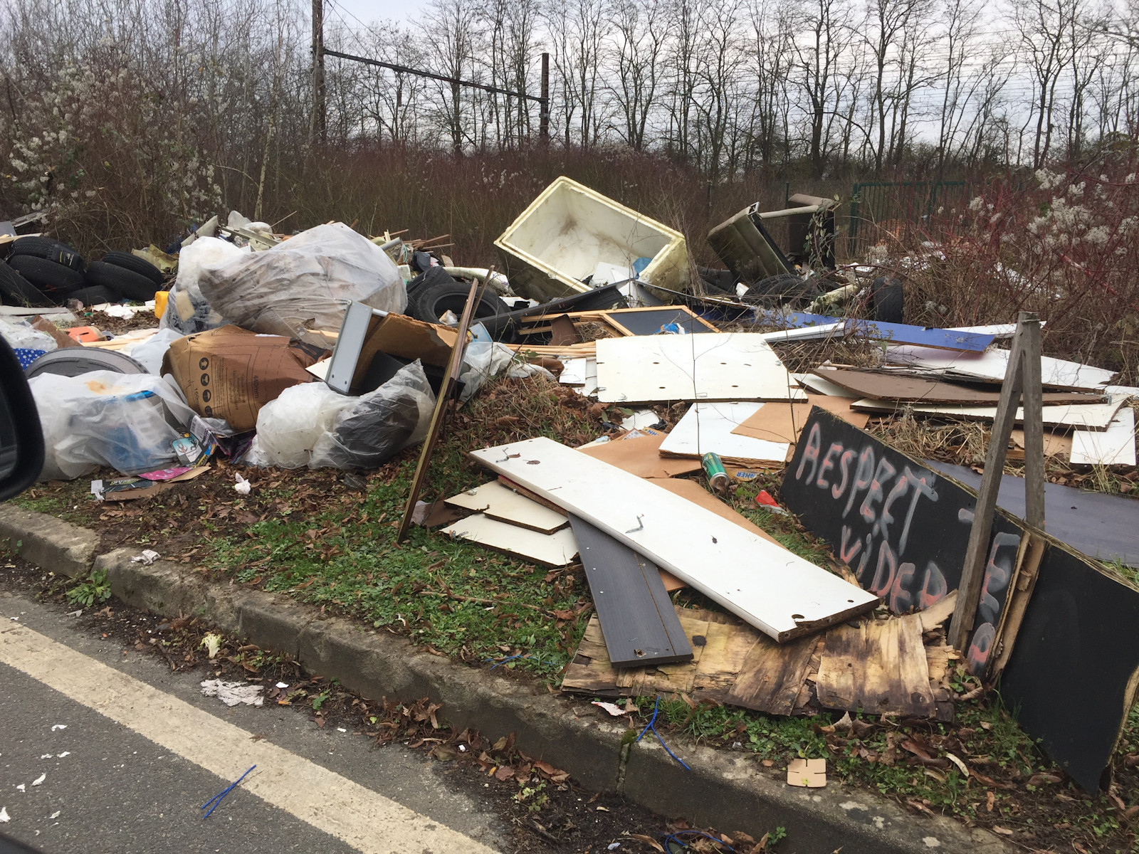 Dépôts Sauvages à Lieusaint : L’ADE appelle à l’Action Urgente !